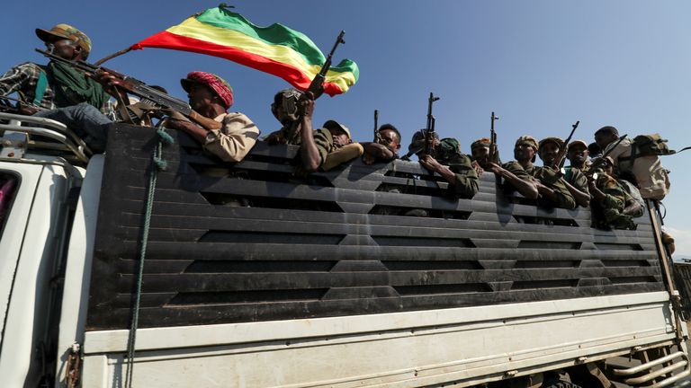 Des membres des milices de la région d'Amhara montent dans leur camion alors qu'ils se dirigent vers le Front de libération du peuple du Tigray (TPLF), à Sanja, dans la région d'Amhara, près d'une frontière avec le Tigray