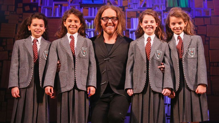 Tim Minchin et Matilda stars à l'appel des médias Matilda The Musical au Princess Theatre le 16 mars 2016 à Melbourne, Australie
