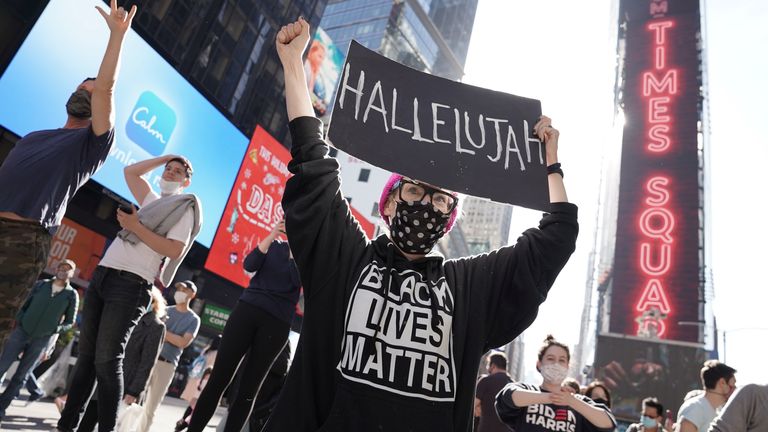 Personnes célébrant la victoire de M. Biden à Times Square, New York