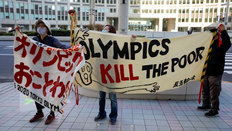 Les manifestants contre les Jeux Olympiques de Tokyo 2020 organisent un rassemblement devant le bâtiment du gouvernement métropolitain de Tokyo à Tokyo