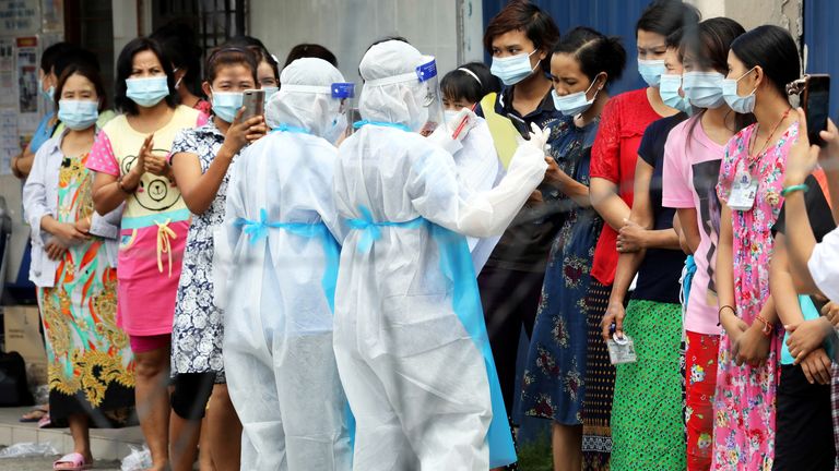 Les meilleurs travailleurs de Glove à Klang attendent d'être testés pour le coronavirus
