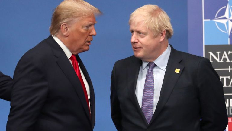 HERTFORD, ANGLETERRE - 04 DÉCEMBRE: le président américain Donald Trump et le Premier ministre britannique Boris Johnson sur scène lors du sommet annuel des chefs de gouvernement de l'OTAN le 4 décembre 2019 à Watford, en Angleterre. 