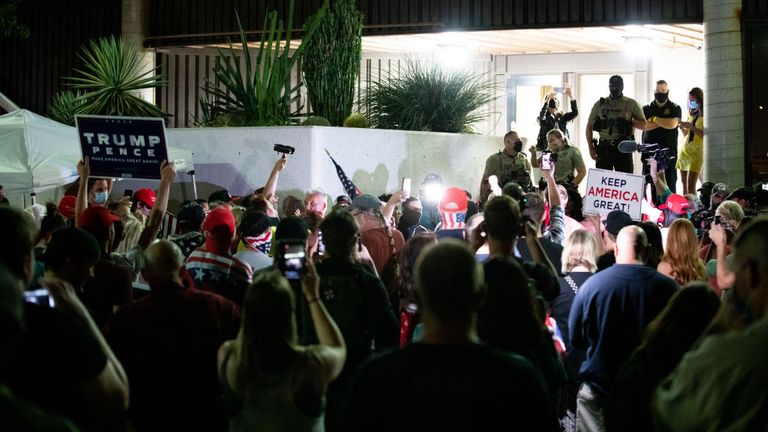 PHOENIX, AZ - 4 NOVEMBRE: Les partisans du président américain Donald Trump se rassemblent pour protester contre les résultats des élections au bureau du département des élections du comté de Maricopa le 4 novembre 2020 à Phoenix, Arizona.  Le rassemblement a été organisé après le vote d'hier tourné de justesse pour les démocrates dans les courses présidentielle et sénatoriale.  (Photo par Courtney Pedroza / Getty Images)