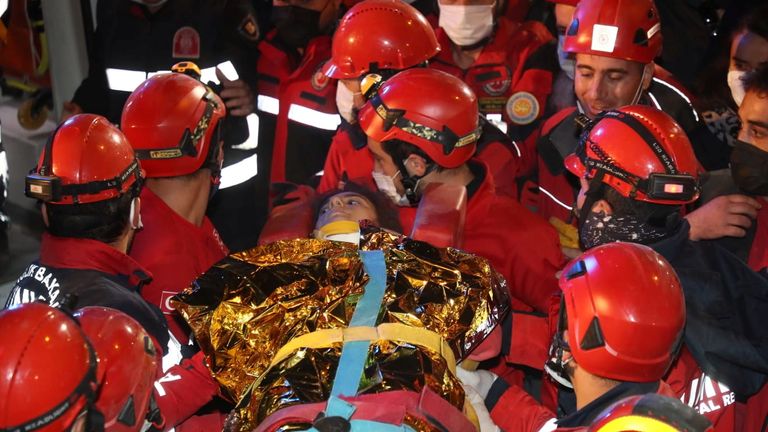Les secouristes transportent Idil Sirin, un survivant de 14 ans, hors d'un bâtiment effondré après un tremblement de terre dans la ville portuaire égéenne d'Izmir, Turquie, 2 novembre 2020. Présidence turque de la gestion des catastrophes et des urgences (AFAD) / Document via REUTERS ATTENTION RÉDACTEURS - CETTE IMAGE A ÉTÉ FOURNIE PAR UN TIERS.  PAS DE REVENTE.  PAS D'ARCHIVES.
