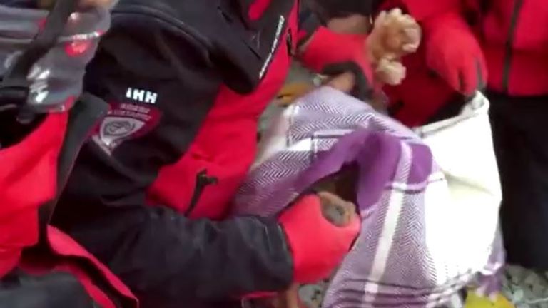 Le chien de compagnie d'une fille de 16 ans, Fistik, a également été tiré des décombres