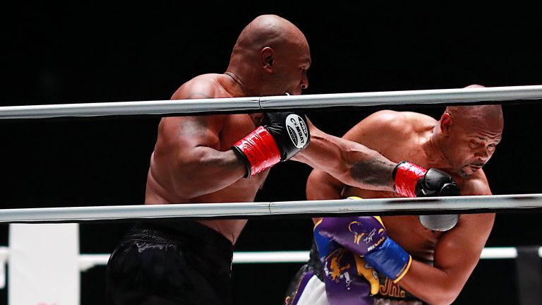 Mike Tyson (troncs noirs) combat Roy Jones, Jr. (troncs blancs) lors d'une boxe d'exposition poids lourd 