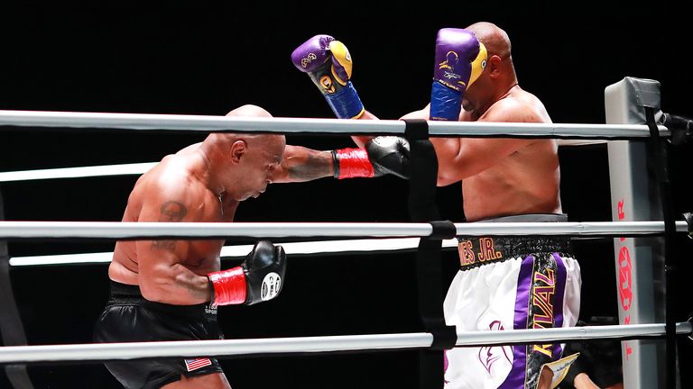 Mike Tyson (troncs noirs) combat Roy Jones, Jr.