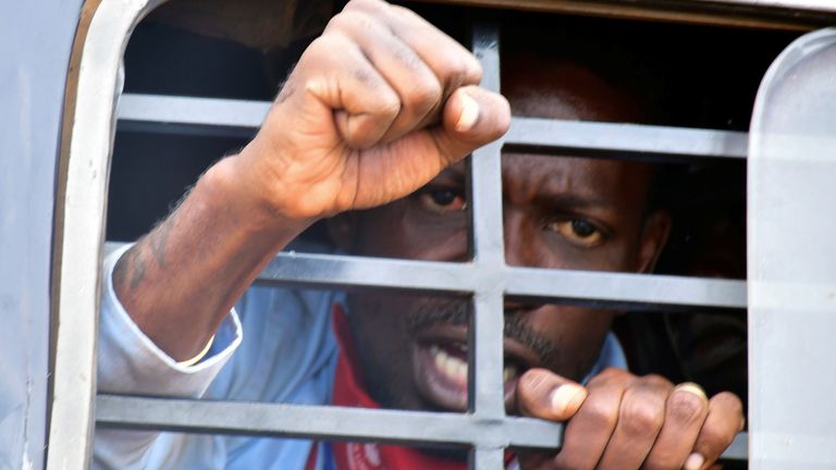 Le candidat présidentiel ougandais Robert Kyagulanyi, également connu sous le nom de Bobi Wine, a été emmené par la police