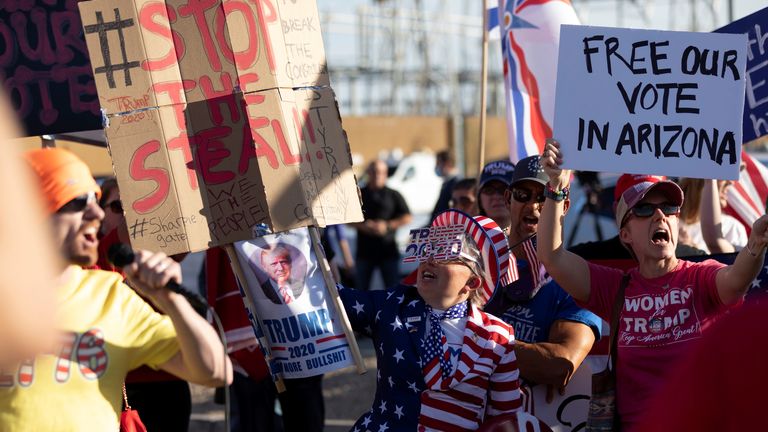 Les partisans du président américain Donald Trump réagissent à un orateur lors d'une manifestation sur les premiers résultats de l'élection présidentielle de 2020, devant le Centre de tabulation et d'élection du comté de Maricopa (MCTEC), à Phoenix, Arizona le 5 novembre 2020. REUTERS / Cheney Orr