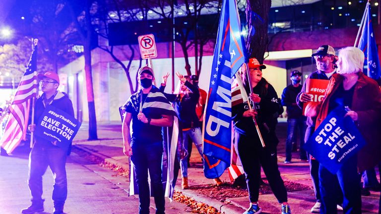 Les partisans du président américain Donald Trump assister à un 