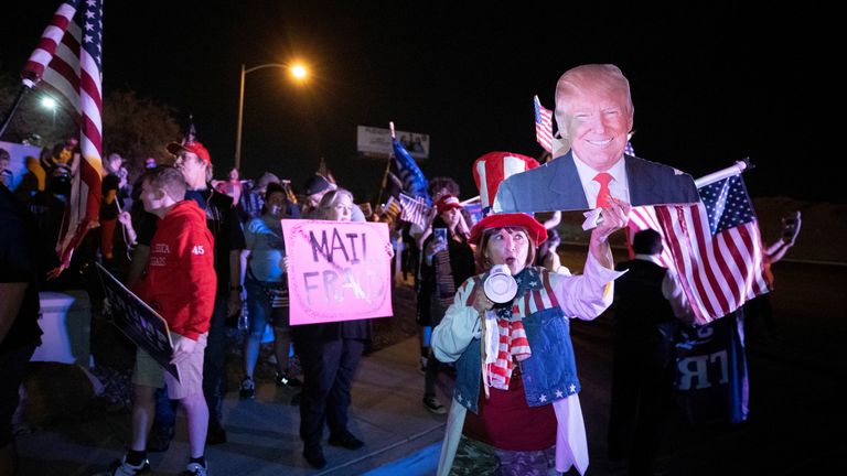 Esperanza Igarashi, partisan du président Donald Turmp, tient une découpe en carton de Trump lors d'un 