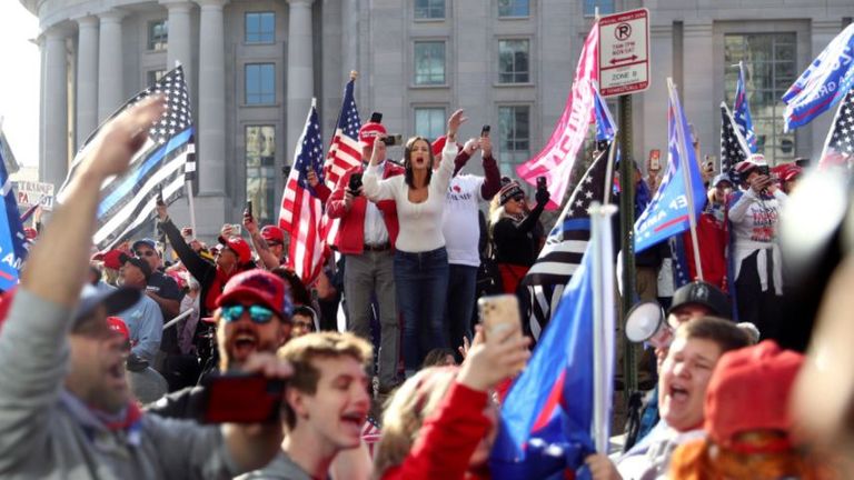 Les partisans du président américain Donald Trump applaudissent aux côtés du cortège présidentiel au Freedom Plaza près de la Maison Blanche (Photo: Reuters / Tom Brenner)