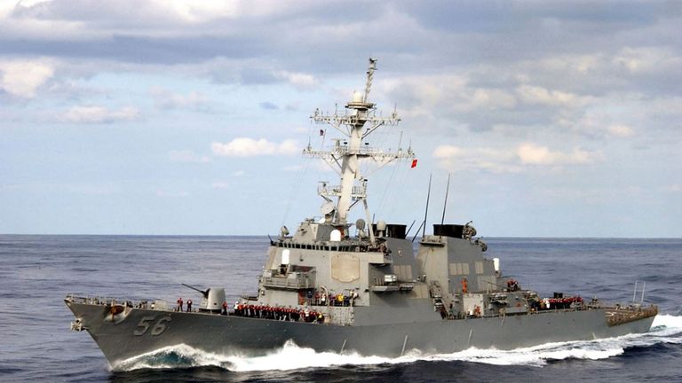 Destroyer lance-missiles USS John S. McCain (DDG 56) photographié dans l'océan Pacifique le 26 décembre 2003 