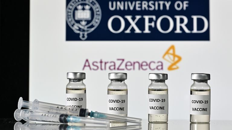 Une photo d'illustration montre des flacons avec des autocollants de vaccin Covid-19 attachés et des seringues, avec le logo de l'Université d'Oxford et de son partenaire la société pharmaceutique britannique AstraZeneca, le 17 novembre 2020 (photo de JUSTIN TALLIS / AFP) (photo de JUSTIN TALLIS) / AFP via Getty Images)