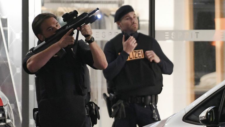 Un policier pointe son arme en l'air alors que d'autres se tiennent devant un magasin du centre de Vienne le 2 novembre 2020, à la suite d'une fusillade.  - Deux personnes, dont un agresseur, ont été tuées dans une fusillade dans le centre de Vienne, a annoncé la police fin le 2 novembre 2020. La police de Vienne a déclaré dans un message Twitter qu'il y avait eu 