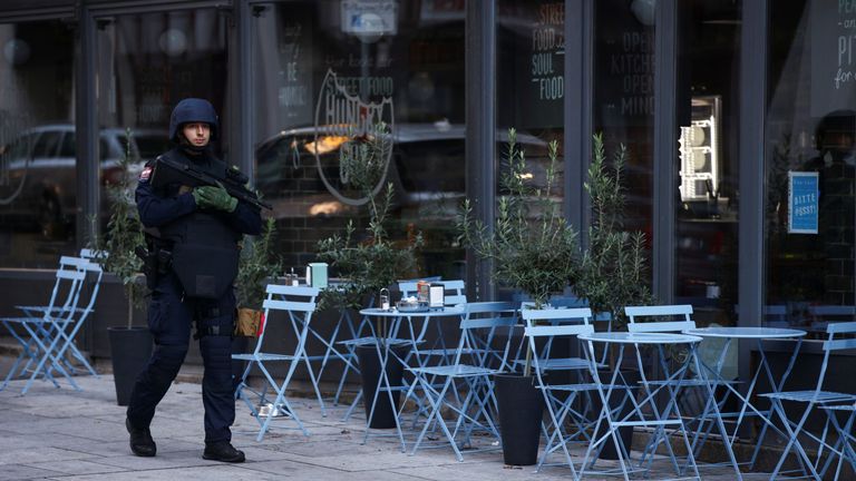 Un ministre autrichien affirme qu'au moins un `` terroriste islamiste '' était à l'origine de l'attaque
