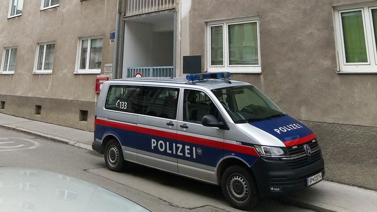 Une voiture de police se tient devant un immeuble résidentiel à Sankt Poelten, en Autriche, où des raids ont été effectués le 3 novembre 2020 en relation avec la fusillade à Vienne la veille.  - Le seul homme armé connu dans l'attaque de Vienne qui a fait quatre morts était un partisan condamné du groupe État islamique et avait la double nationalité macédonienne-autrichienne, a déclaré le ministre autrichien de l'Intérieur. 