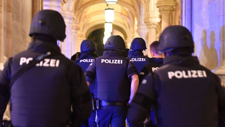 La police armée contrôlant une zone après la fusillade à Vienne hier qui a coûté la vie à quatre personnes dans une synagogue 
