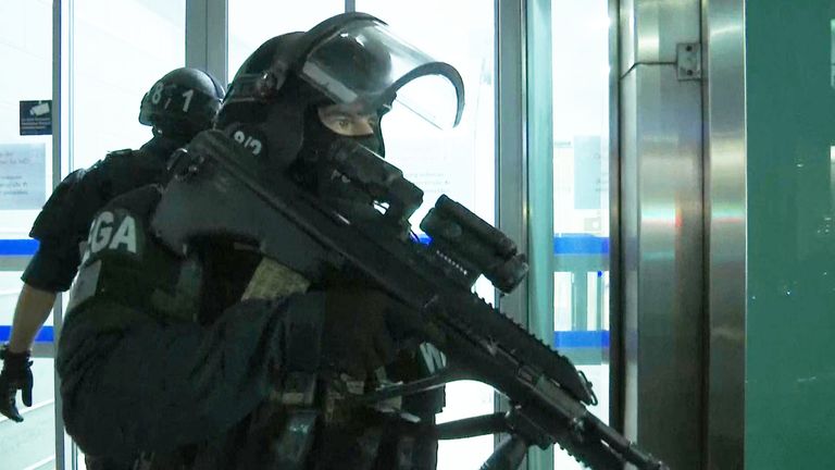 Un policier armé répond à des fusillades dans une synagogue de Vienne, Autriche