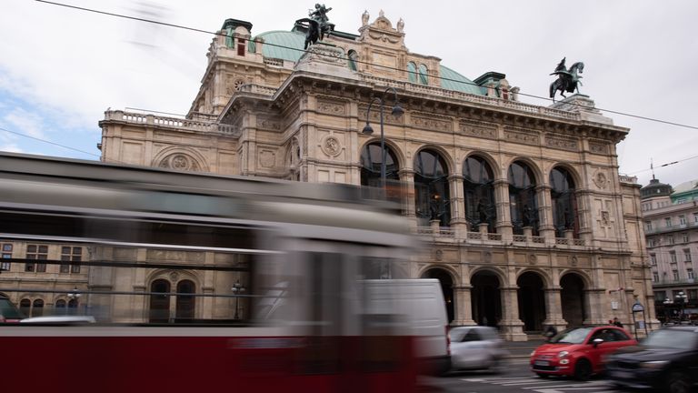 Vienne, AUTRICHE - 11 MARS: Un tramway passe devant l'Opéra d'État de Vienne le 11 mars 2020 à Vienne, en Autriche.  Pour aider à lutter contre la propagation du coronavirus, le gouvernement autrichien a interdit tous les événements en salle avec plus de 100 personnes présentes et tous les événements en plein air pour plus de 500 personnes.  Les musées fédéraux ont fermé après une décision administrative du gouvernement.  (Photo par Thomas Kronsteiner / Getty Images)