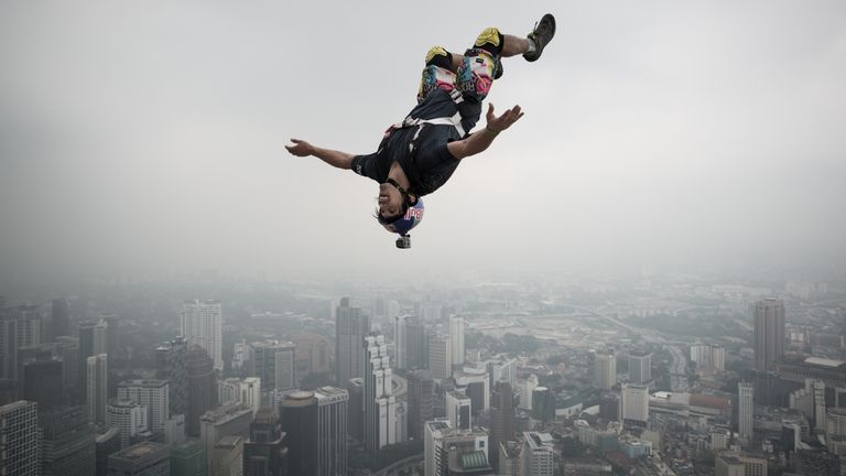Reffet sautant de la plate-forme ouverte de 300 m de la tour de Kuala Lumpur en Malaisie lors de l'International Tower Jump en 2013