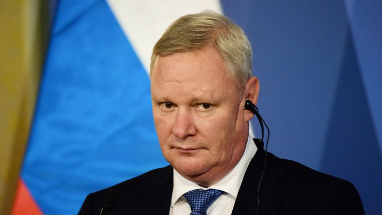 Le vice-ministre russe des Affaires étrangères Vladimir Titov assiste à une conférence de presse conjointe avec le ministre hongrois de l'économie extérieure et des affaires étrangères au ministère à Budapest le 20 novembre 2015.  Titov est en visite d'une journée à Budapest.  AFP PHOTO / ATTILA KISBENEDEK (Crédit photo doit lire ATTILA KISBENEDEK / AFP via Getty Images)