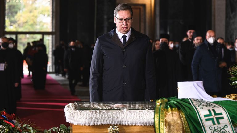 Le président serbe Aleksandar Vucic lui rend son dernier respect
