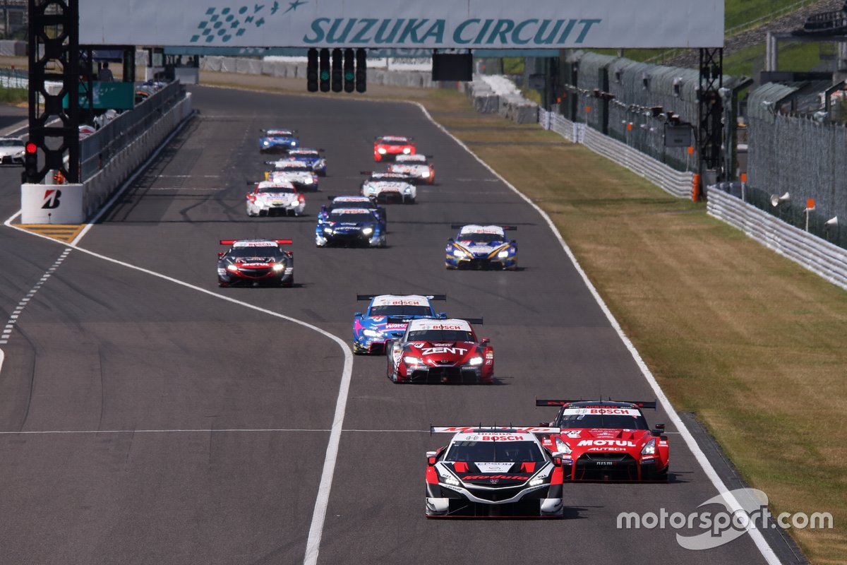 Start Action GT500, Takuya Izawa (# 64 Modulo NSX-GT) mène Ronnie Quintarelli (# 23 MOTUL AUTECH GT-R)