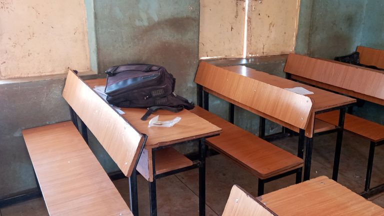 Un sac d'école est photographié à l'intérieur de l'école secondaire des sciences du gouvernement après avoir été attaqué par des bandits armés