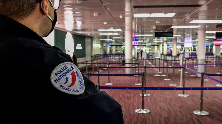 Un agent de police à l'aéroport Charles de Gaulle à Paris