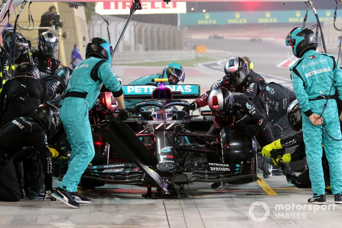 Valtteri Bottas, Mercedes F1 W11, dans les stands
