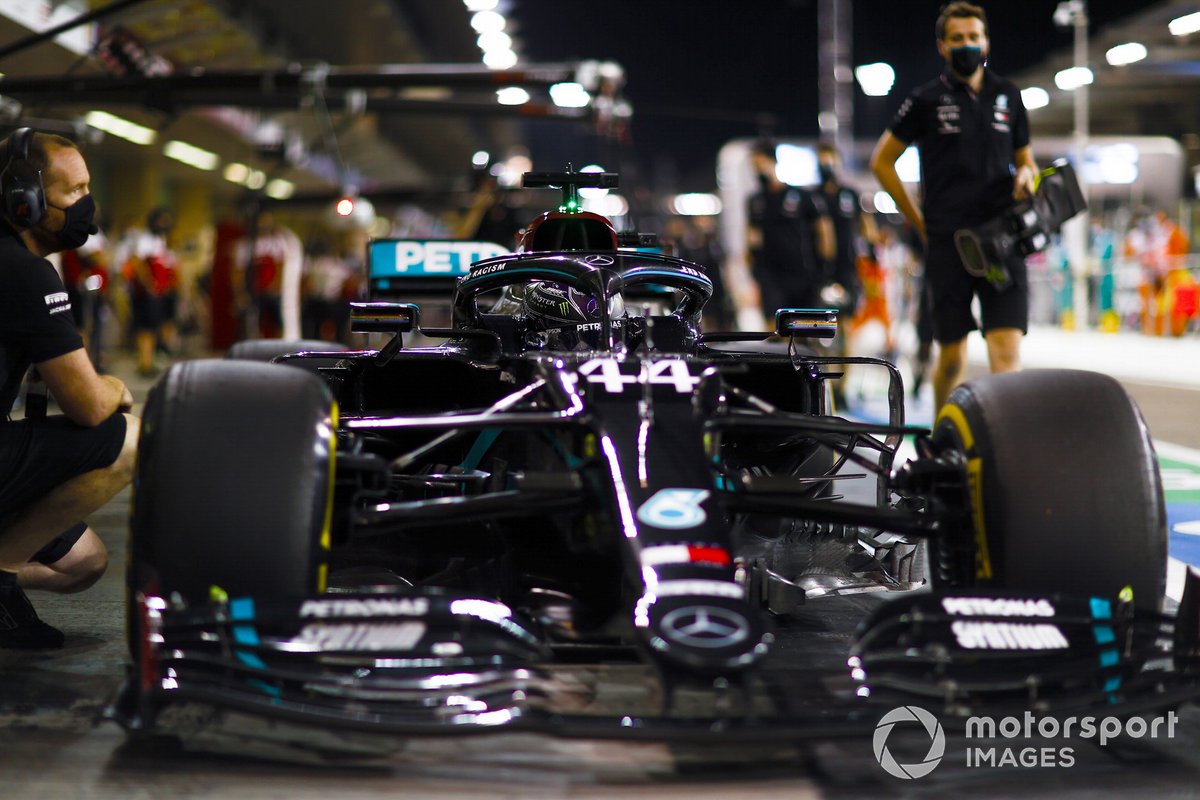 Lewis Hamilton, Mercedes F1 W11, dans la voie des stands