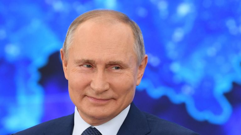 Le président russe Vladimir Poutine s'adresse à sa conférence de presse annuelle via un lien vidéo à la résidence d'État de Novo-Ogaryovo près de Moscou le 17 décembre 2020, au milieu de la pandémie de coronavirus en cours.  (Photo par Alexey NIKOLSKY / SPUTNIK / AFP) (Photo par ALEXEY NIKOLSKY / SPUTNIK / AFP via Getty Images)