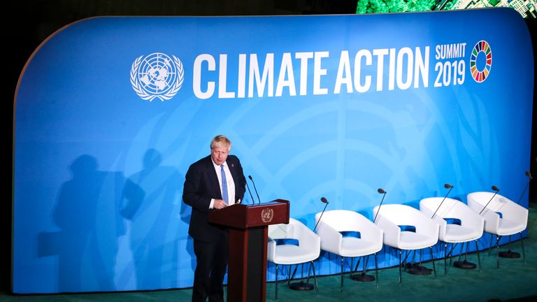 NEW YORK, NY - 23 SEPTEMBRE: Le Premier ministre britannique Boris Johnson prend la parole au Sommet des Nations Unies sur l'action climatique au siège de l'ONU le 23 septembre 2019 à New York.  Bien que les États-Unis ne participeront pas à cet événement d'une journée, la Chine et environ 70 autres pays devraient faire des annonces concernant le changement climatique.  Le sommet à l'ONU intervient après une grève mondiale des jeunes pour le climat, vendredi, qui a vu des millions de jeunes du monde entier réclamer des mesures pour faire face à la crise climatique.  (Photo par Drew Angerer / Getty Images)
