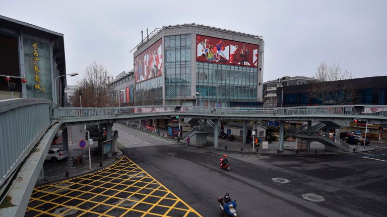 Des motocyclistes roulent dans une rue presque vide de Wuhan, dans la province centrale du Hubei en Chine, le 26 février 2020. - La Chine a signalé le 26 février 52 nouveaux décès par coronavirus, le chiffre le plus bas en plus de trois semaines, portant le nombre de morts à 2715.  Tous les nouveaux décès se sont produits dans l'épicentre de l'épidémie de la province du Hubei, qui représentait 401 des 406 nouvelles infections signalées le 26 février, a déclaré la Commission nationale de la santé.  (Photo par STR / AFP) / China OUT (Photo par STR / AFP via Getty Images)
