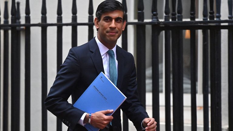 Le chancelier britannique de l'Échiquier Rishi Sunak quitte le 11 Downing Street dans le centre de Londres, le 25 novembre 2020, avant de se rendre à la Chambre des communes pour présenter son examen des dépenses économiques.  - Le gouvernement britannique, qui cherche à soutenir l'économie ravagée par la pandémie et l'avenir de la nation après le Brexit, dévoilera mercredi ses plans de dépenses tant attendus.  Le ministre des Finances Rishi Sunak présentera son examen des dépenses au Parlement, une semaine avant que l'Angleterre ne mette fin à un mois de restrictions visant à réduire une deuxième vague d'infections.  (Photo par Ben STANSALL / AFP) (Photo par BEN STANSALL / AFP via Getty Images)