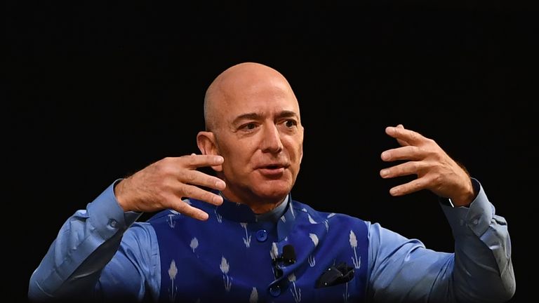 Le PDG d'Amazon Jeff Bezos (R) fait un geste en s'adressant à l'événement annuel Smbhav d'Amazon à New Delhi le 15 janvier 2020. - Bezos, dont la valeur a été estimée à plus de 110 milliards de dollars, est officiellement en Inde pour une réunion de chefs d'entreprise à New Delhi.  (Photo par Sajjad HUSSAIN / AFP) (Photo par SAJJAD HUSSAIN / AFP via Getty Images)