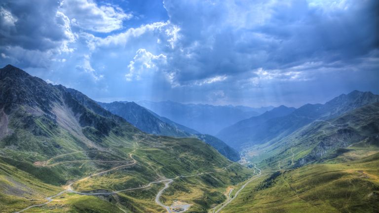 Routes dans les montagnes des Pyrénées centrales à proximité du Col du Tourmalet (2115m) .C'est la route la plus haute de cette chaîne de montagnes et représente l'une des ascensions les plus célèbres du Tour de France qui est la plus grande course cycliste au monde.