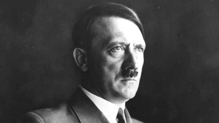 1936: le chancelier allemand Adolf Hitler (1889-1945) en uniforme.  (Photo par Fox Photos / Getty Images)