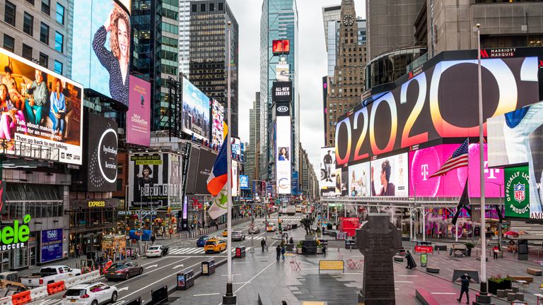 NEW YORK, NEW YORK - 02 DÉCEMBRE: Une vue de Times Square alors que la ville poursuit les efforts de réouverture à la suite des restrictions imposées pour ralentir la propagation du coronavirus le 02 décembre 2020 à New York.  La pandémie a eu des répercussions à long terme dans les industries du tourisme et du divertissement, y compris des fermetures temporaires et permanentes de sites historiques et emblématiques, coûtant des milliards de dollars à la ville et aux entreprises.  (Photo par Noam Galai / Getty Images)