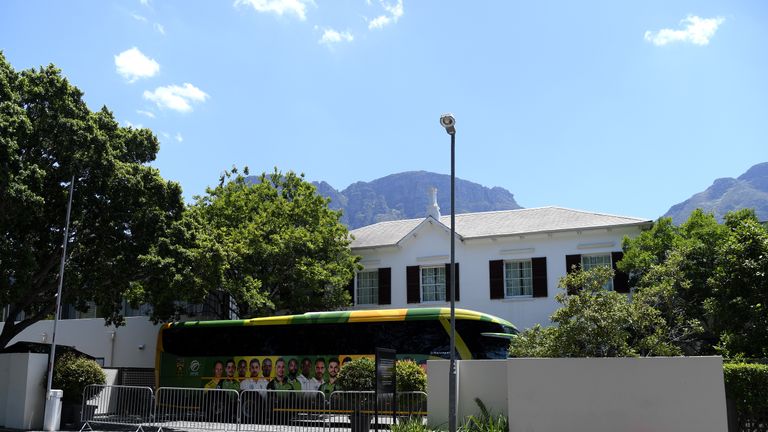 PAARL, AFRIQUE DU SUD - 06 DÉCEMBRE: Une vue à l'extérieur de l'hôtel Vineyard où les équipes d'Angleterre et d'Afrique du Sud séjournent après le premier match international d'un jour entre l'Afrique du Sud et l'Angleterre a été annulé à Boland Park le 06 décembre 2020 à Paarl, Sud Afrique.  (Photo par Shaun Botterill / Getty Images)