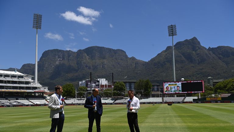 CAPE TOWN, AFRIQUE DU SUD - 4 DÉCEMBRE: Les présentateurs de cricket de Sky Sports Michael Atherton, Nasser Hussein et Ian Ward se préparent à annoncer l'annulation du Ist One Day International entre l'Afrique du Sud et l'Angleterre à Newlands Cricket Ground le 4 décembre 2020 à Cape Town, Afrique du Sud.  (Photo par Shaun Botterill / Getty Images)