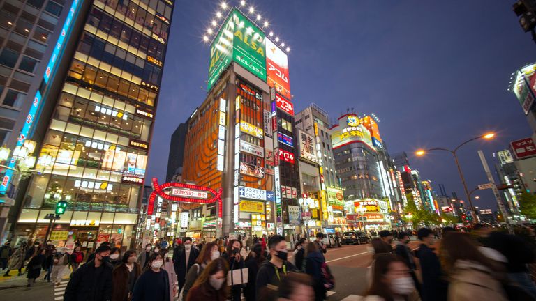 Des piétons traversent une rue du quartier Shinjuku de Tokyo le 12 décembre 2020, alors que la ville a signalé 621 nouvelles infections du coronavirus Covid-19.  (Photo par Kazuhiro NOGI / AFP) (Photo par KAZUHIRO NOGI / AFP via Getty Images)