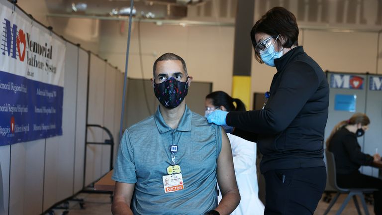 MIRAMAR, FLORIDE - 14 DÉCEMBRE: Brian Mendez, MD au Memorial Healthcare System, reçoit un vaccin Pfizer-BioNtech Covid-19 de Colleen Claffey, RN au Memorial Healthcare System, le 14 décembre 2020 à Miramar, en Floride.  .  Le système hospitalier a annoncé qu'il vaccinerait ses travailleurs de première ligne qui sont en contact avec des patients atteints de COVID-19.  (Photo par Joe Raedle / Getty Images)