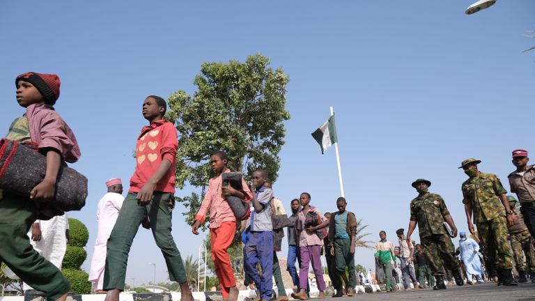 TOPSHOT - Des élèves libérés de l'école secondaire Government Science, à Kankara, dans le nord-ouest de l'État de Katsina, au Nigéria, sont conduits au Government House à leur libération le 18 décembre 2020. - Plus de 300 écoliers nigérians ont été libérés jeudi après avoir été enlevés dans un attaque revendiquée par Boko Haram, ont déclaré des responsables, bien que l'on ne sache pas s'il en restait plus avec leurs ravisseurs (Photo par Kola SULAIMON / AFP) (Photo par KOLA SULAIMON / AFP via Getty Images)