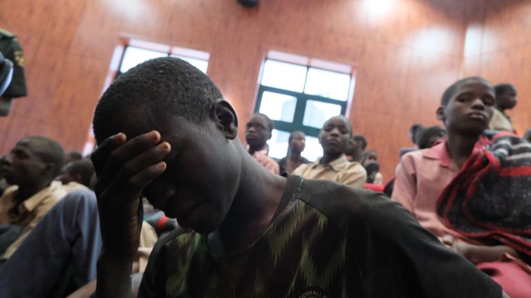 Un enfant en détresse se couvre le visage alors qu'il se réunissait à la Maison du gouvernement avec d'autres élèves de l'école secondaire Government Science, à Kankara, dans le nord-ouest de l'État de Katsina, au Nigéria, lors de leur libération le 18 décembre 2020. - Plus de 300 écoliers nigérians ont été libérés jeudi après avoir été enlevé lors d'une attaque revendiquée par Boko Haram, ont déclaré des responsables, bien qu'il ne soit pas clair s'il en restait plus avec leurs ravisseurs (Photo de Kola SULAIMON / AFP) (Photo de KOLA SULAIMON / AFP via Getty Images)