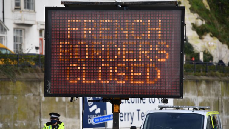 Un panneau informe les conducteurs que le passage de la frontière française est fermé à l'entrée bouclée du terminal des ferries du port de Douvres dans le Kent, dans le sud-est de l'Angleterre, le 22 décembre 2020, après que la France a fermé ses frontières au fret accompagné en provenance du Royaume-Uni en raison de la propagation rapide d'une nouvelle souche de coronavirus.  - La Grande-Bretagne a cherché à sonner une note de calme en disant qu'elle travaillait aussi vite que possible pour débloquer le commerce à travers la Manche après que la France ait fermé ses frontières aux transporteurs britanniques dans le but de contenir une nouvelle variante du coronavirus.  (Photo par JUSTIN TALLIS / AFP) (Photo par JUSTIN TALLIS / AFP via Getty Images)