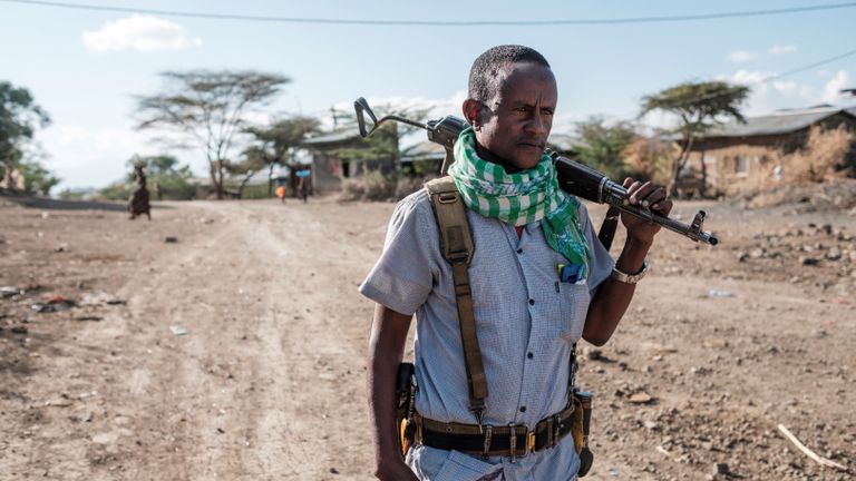 Un membre de la milice tient une arme à feu dans le village de Bisober, dans la région éthiopienne du Tigray, le 9 décembre 2020. - Les meurtres du 14 novembre ne représentent qu'un seul incident de souffrance civile à Bisober, un village agricole abritant environ 2000 personnes dans le sud du pays. Tigray.  Rétrospectivement, disent les habitants de Bisober, le premier signe du conflit est survenu il y a sept mois, lorsque des membres des forces spéciales du Tigray ont repris l'école élémentaire du village, qui avait été vidée à cause de la pandémie de coronavirus.  (Photo par EDUARDO SOTERAS / AFP) (Photo par EDUARDO SOTERAS / AFP via Getty Images)