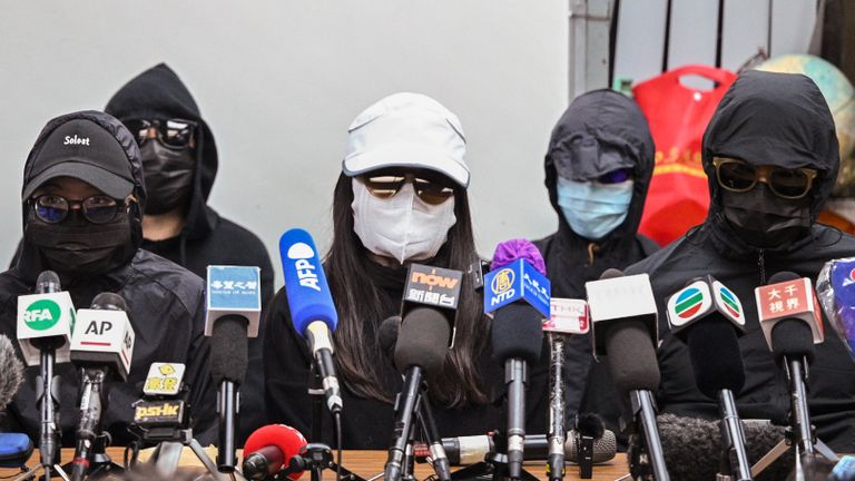 TOPSHOT - Des membres de la famille d'un groupe de militants de la démocratie de Hong Kong, qui ont tenté de fuir la ville en hors-bord vers Taïwan en août dernier, tiennent une conférence de presse à Hong Kong le 28 décembre 2020, premier jour de leur procès de l'autre côté de la frontière dans le Ville chinoise de Shenzhen.  (Photo par Peter PARKS / AFP) (Photo par PETER PARKS / AFP via Getty Images)