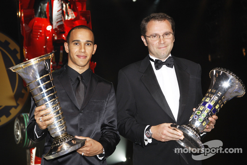 Lewis Hamilton, champion du monde de Formule 1 de la FIA 2008, et Stefano Domenicali, constructeur vainqueur de l'équipe Ferrari